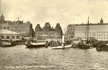 Göteborgs hamn med det gamla posthuset och Brosrtömia